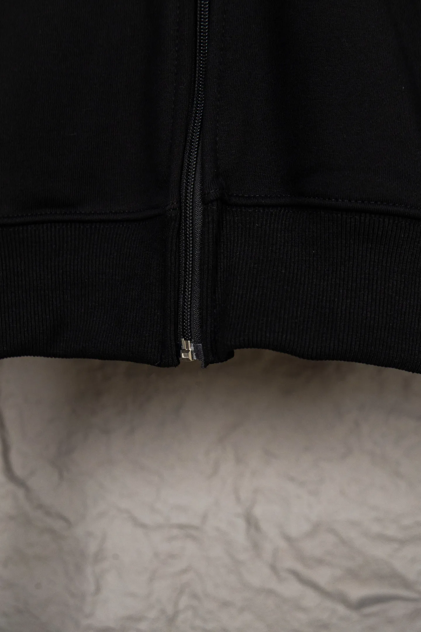 P230 Ralph Lauren/Ralph Lauren Malaysian embroidered zipper cardigan hooded sweatshirt. This sweatshirt is available for everyone in autumn and winter. You can wear it casually no matter how you wear it! ! This hooded sweatshirt is decorated with the simple style that represents Ralph Lauren and is paired with a pony embroidery pattern, which is three-dimensional and full! The solid color fabric paired with exquisite embroidery instantly sets it off! Hooded sports design, loose and casual fit! The overall texture is very strong! Through the pictures, we can feel the thickness and texture of custom-woven and dyed threads. The workmanship is exquisite. They are shipped from major foreign trade factories. They are all made by masters with many years of experience. Everything is of high standards and requirements! Simple and versatile model ~ Made of imported pique cotton fabric, which is super delicate and soft, close to the body without being tied. All fabrics and accessories are original custom-made and of high quality! Perfectly reflects the brand’s sense of superiority! Standard cut, comfortable stretch, unrestricted movement! Highly practical, high-end and classy! Versatile style ~ can be paired with jeans or jogging pants. Ideal for transitioning from your morning commute to weekend events! Size: S-XL Navy Black Gray